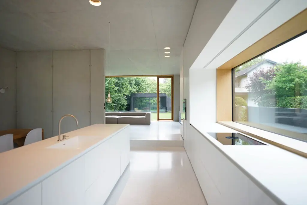 Küche mit Blick ins minimalistische Wohnzimmer