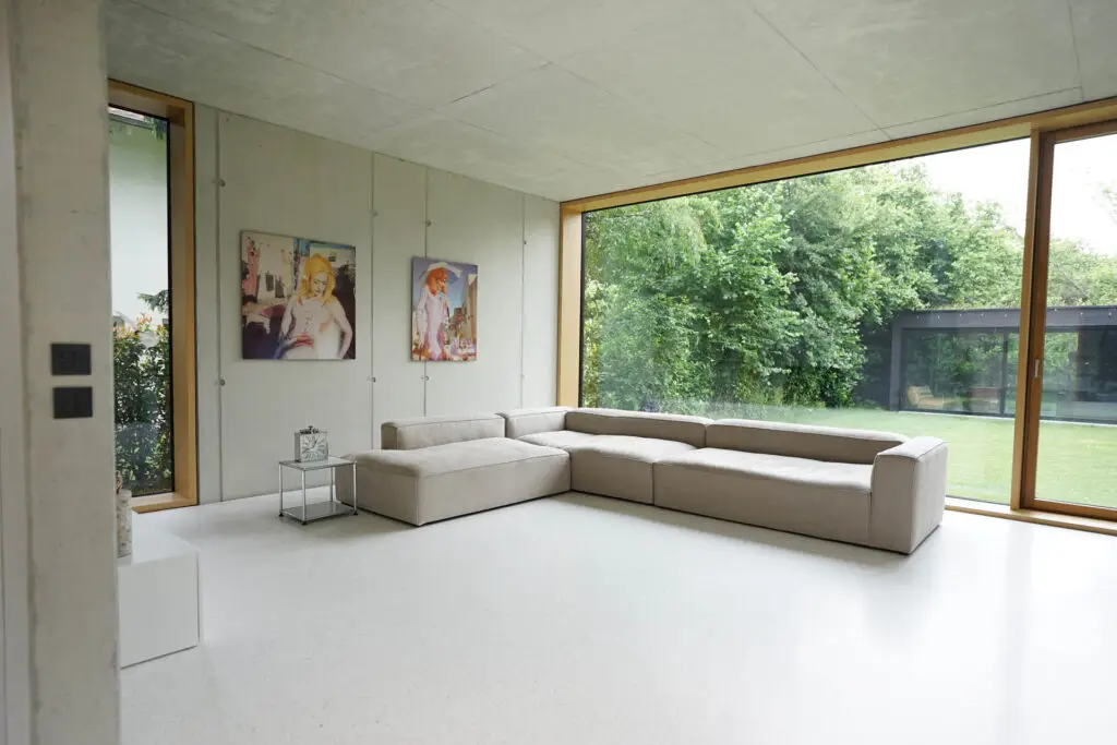 Minimalistisches Wohnzimmer mit Blick ins Grüne