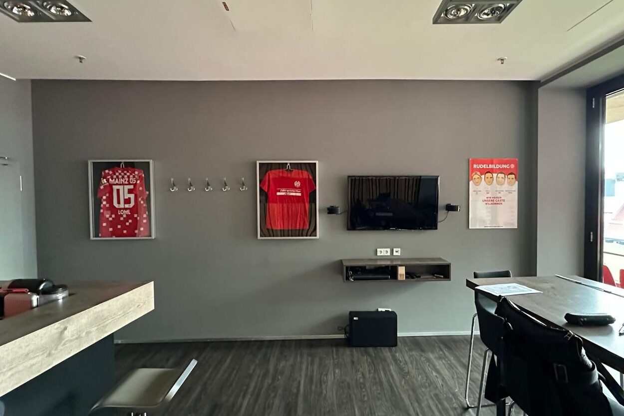 Design Stories – Mainz 05 VIP-Loge mit neuer Identität – Blick auf Sideboard und Bildschirm Vorher_Kizil Interior Services