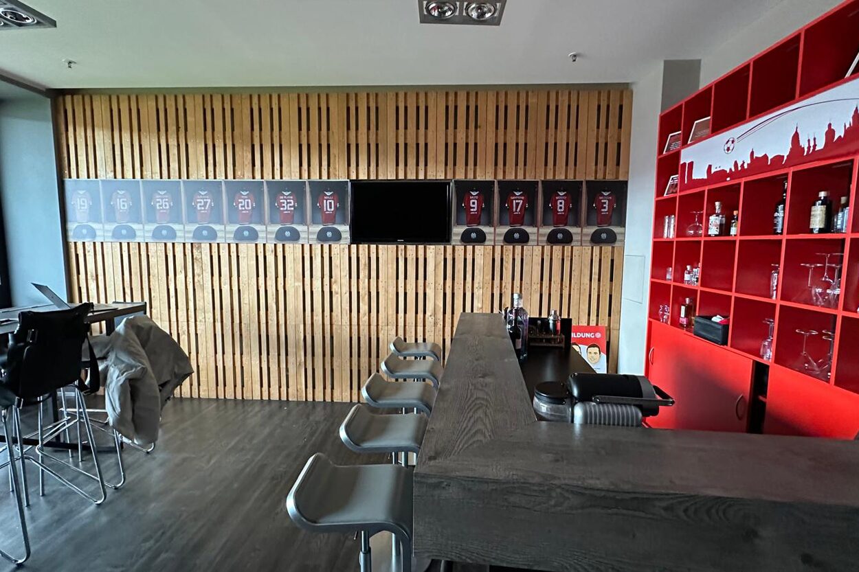 Design Stories – Mainz 05 VIP-Loge mit neuer Identität – Blick auf Wandverkleidung Vorher_Kizil Interior Services