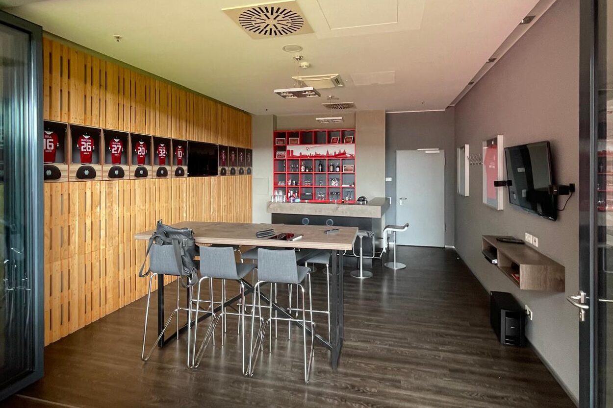 Design Stories – Mainz 05 VIP-Loge mit neuer Identität – Blick von Tribüne Vorher_Kizil Interior Services