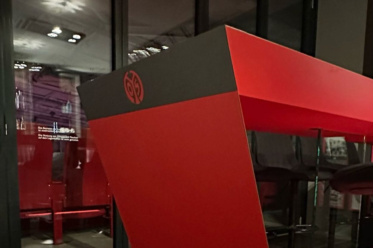 Design Stories – Mainz 05 VIP-Loge mit neuer Identität – Detailaufnahme Hochtisch Nachher_Kizil Interior Services