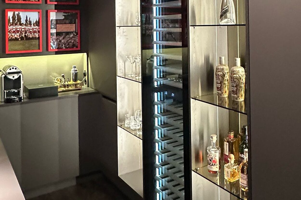 Design Stories – Mainz 05 VIP-Loge mit neuer Identität – Nahaufnahme Beleuchtete Vitrine Nachher_Kizil Interior Services