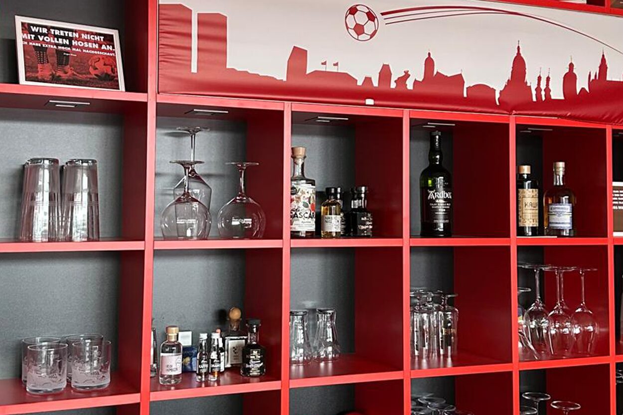 Design Stories – Mainz 05 VIP-Loge mit neuer Identität – Nahaufnahme Offenes Regal Vorher_Kizil Interior Services