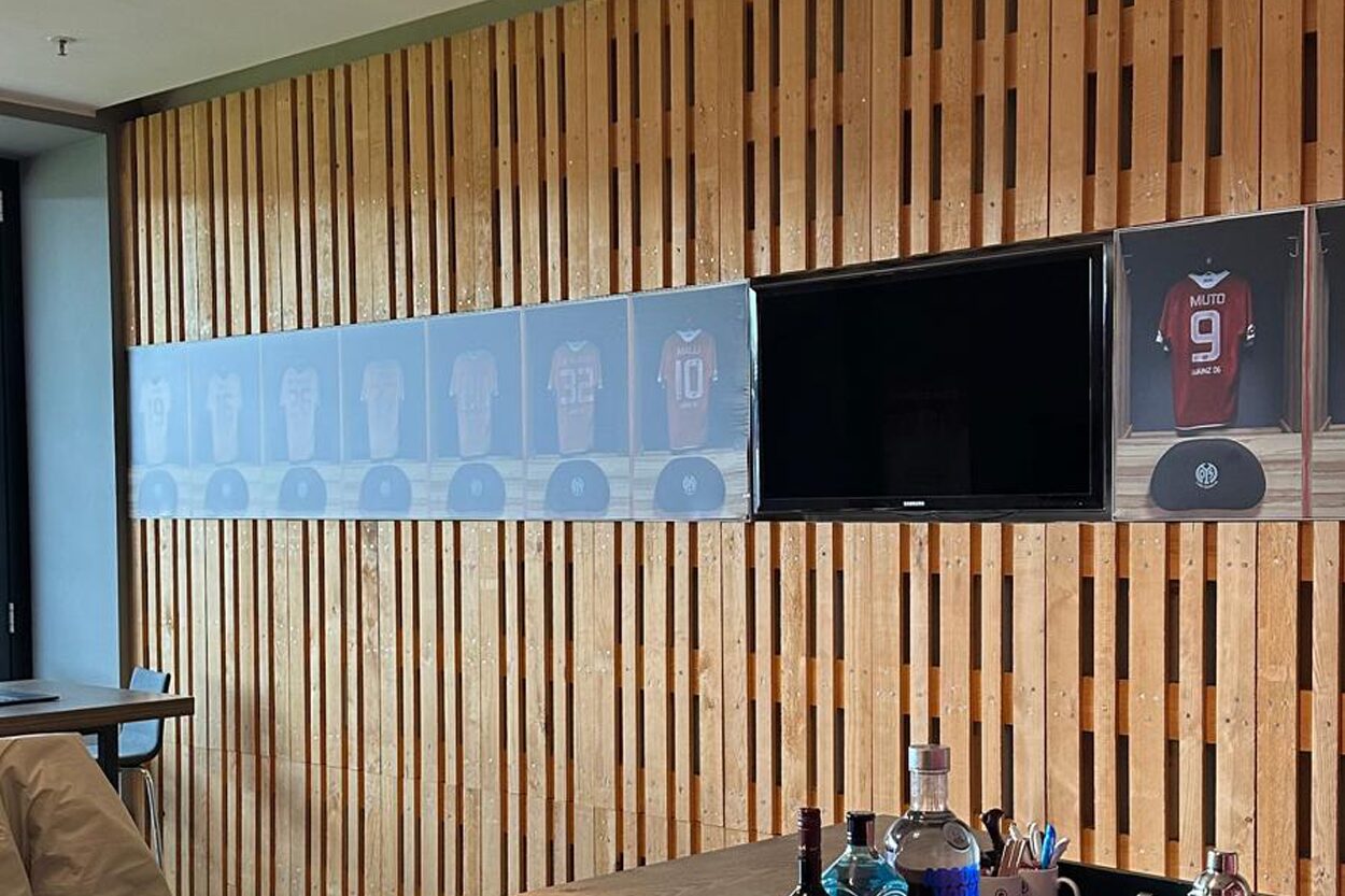 Design Stories – Mainz 05 VIP-Loge mit neuer Identität – Nahaufnahme Wandverkleidung Vorher_Kizil Interior Services