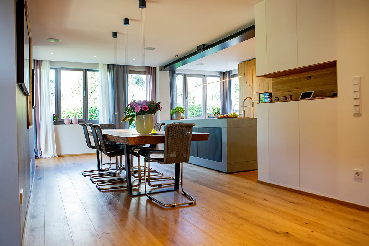 Foto von offener Wohnküche mit Kücheninsel und großzügigem Esstisch aus Holz